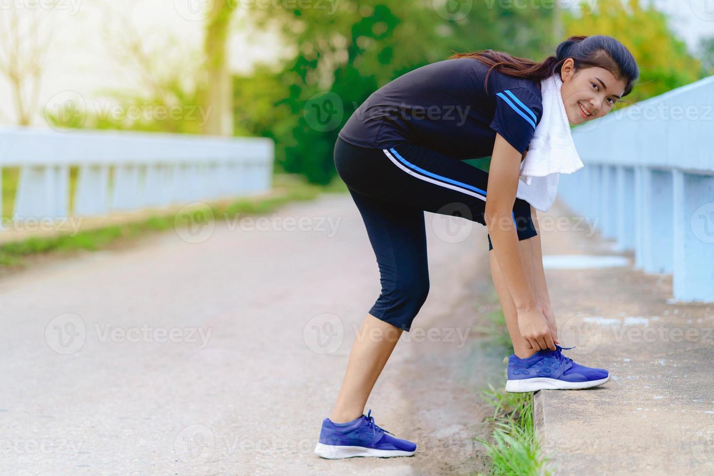 ragazza runner che prova le scarpe da corsa si prepara per fare jogging foto