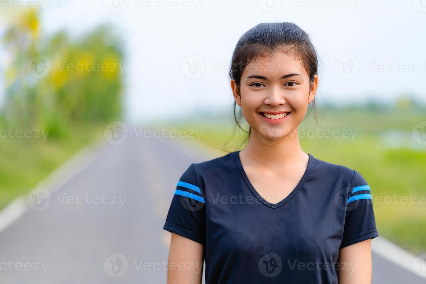 ritratto di bella ragazza in abiti sportivi che sorride durante l'esercizio foto