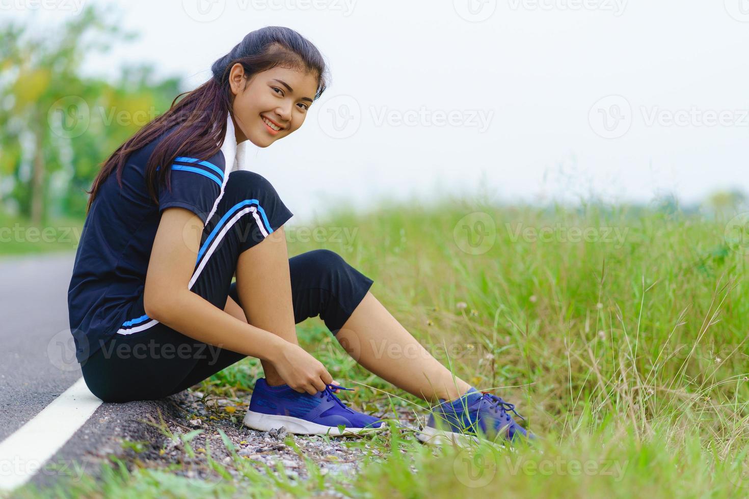 ragazza runner che prova le scarpe da corsa si prepara per fare jogging foto