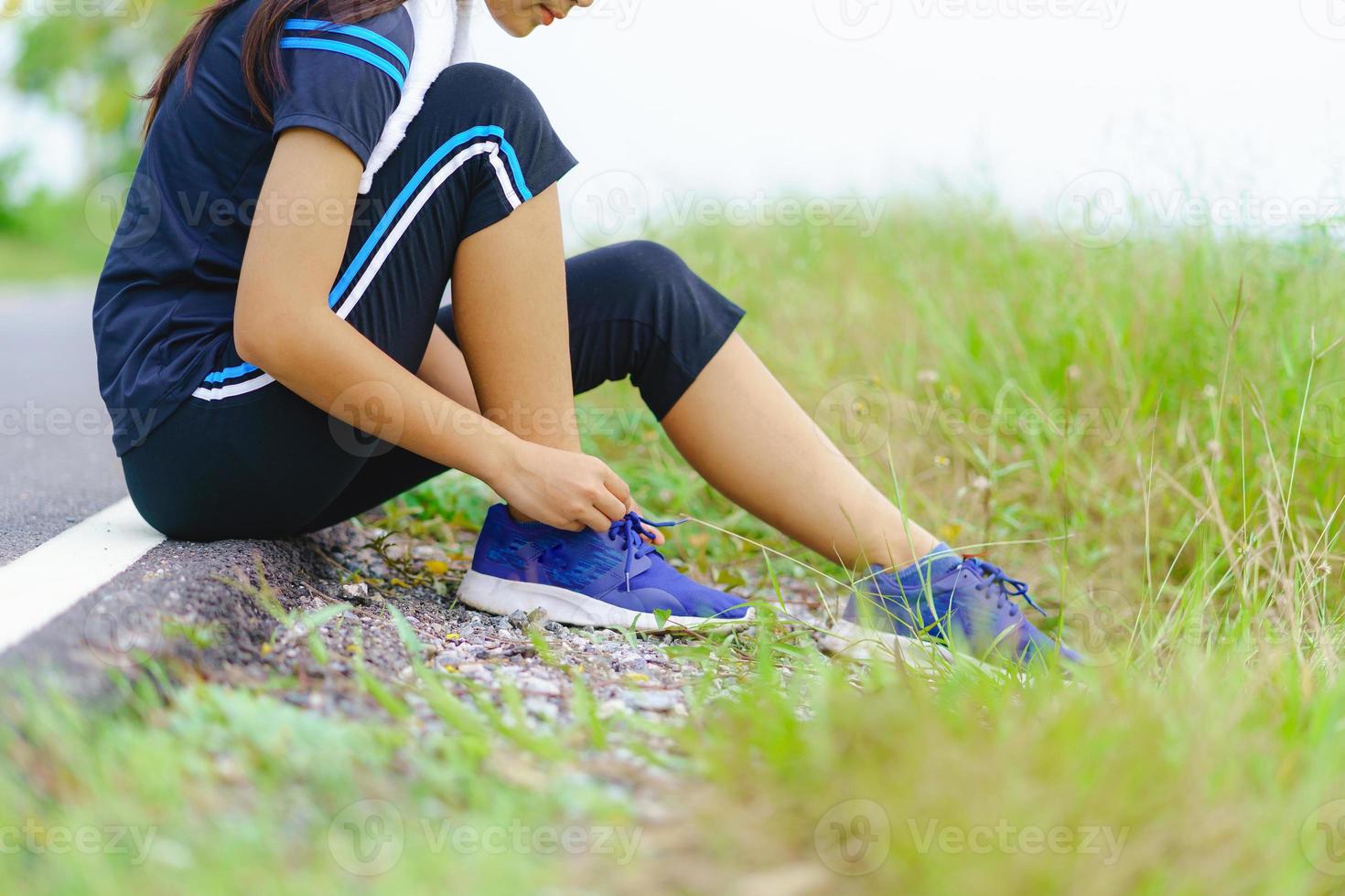 ragazza runner che prova le scarpe da corsa si prepara per fare jogging foto