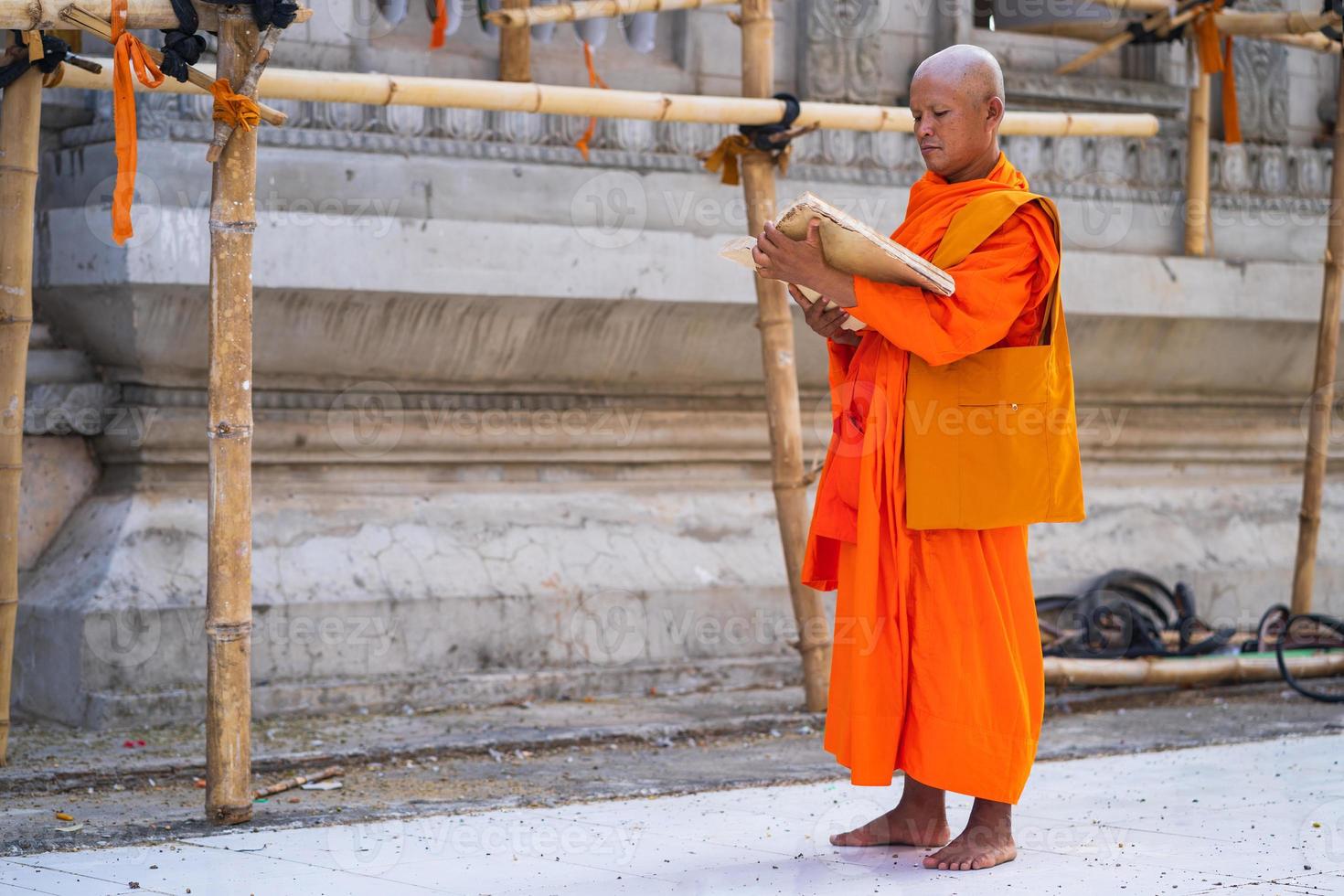 i monaci in thailandia stanno leggendo libri foto