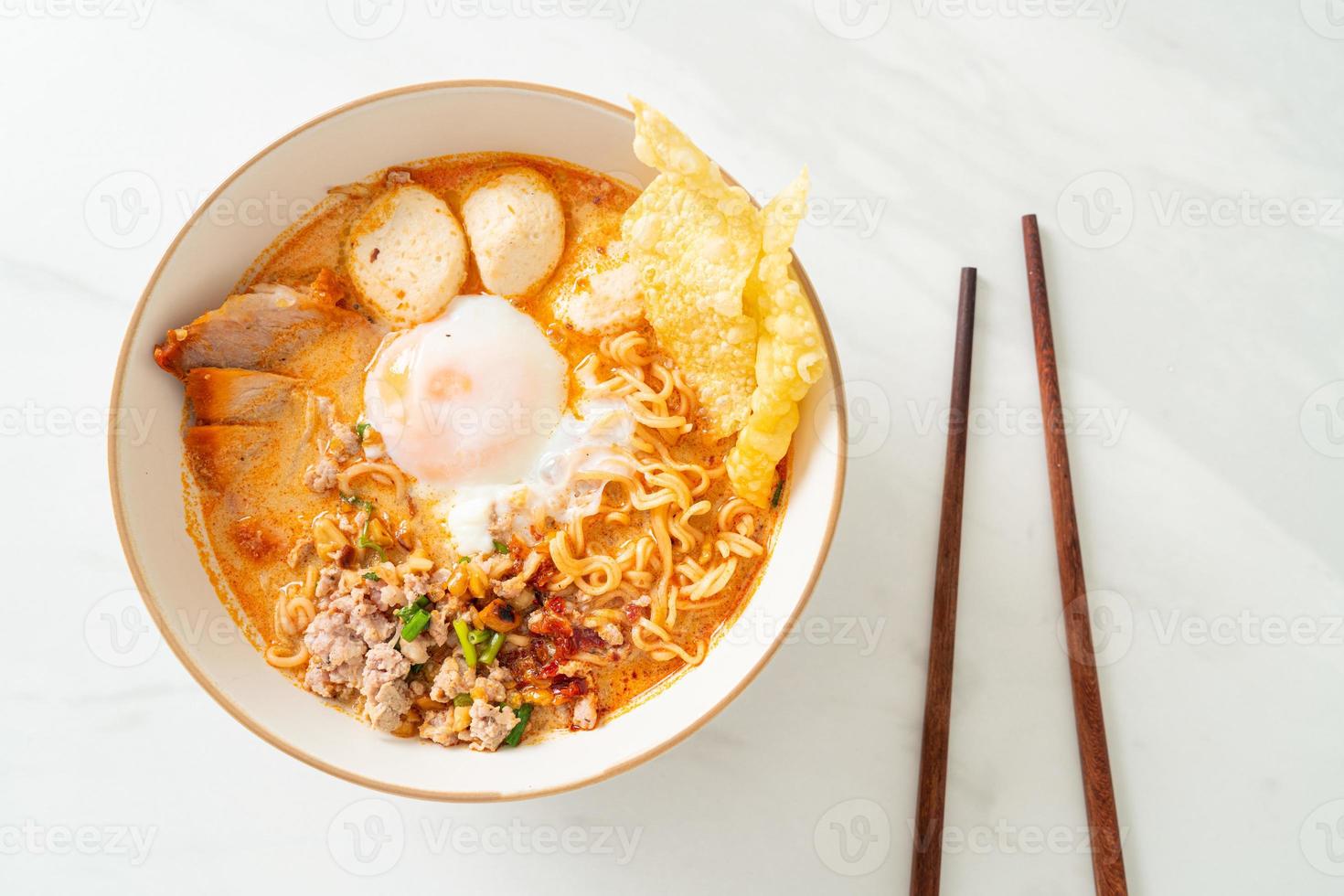 noodles istantanei con maiale e polpette in zuppa piccante o noodles tom yum in stile asiatico foto