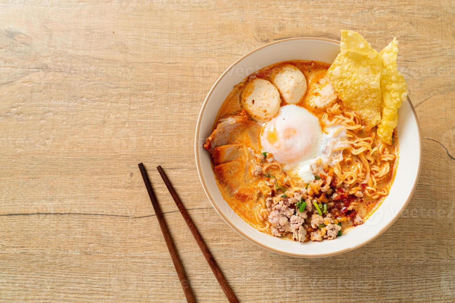 noodles istantanei con maiale e polpette in zuppa piccante o noodles tom yum in stile asiatico foto