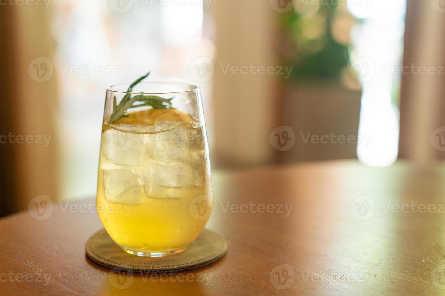 bicchiere di miele al limone ghiacciato con rosmarino nel ristorante caffetteria foto