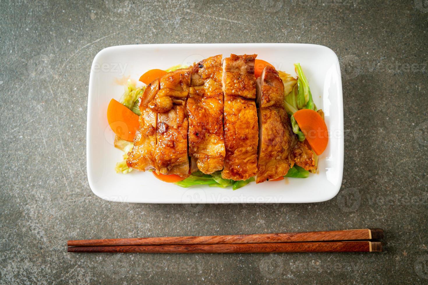 teppanyaki bistecca di pollo teriyaki con cavolo e carota foto