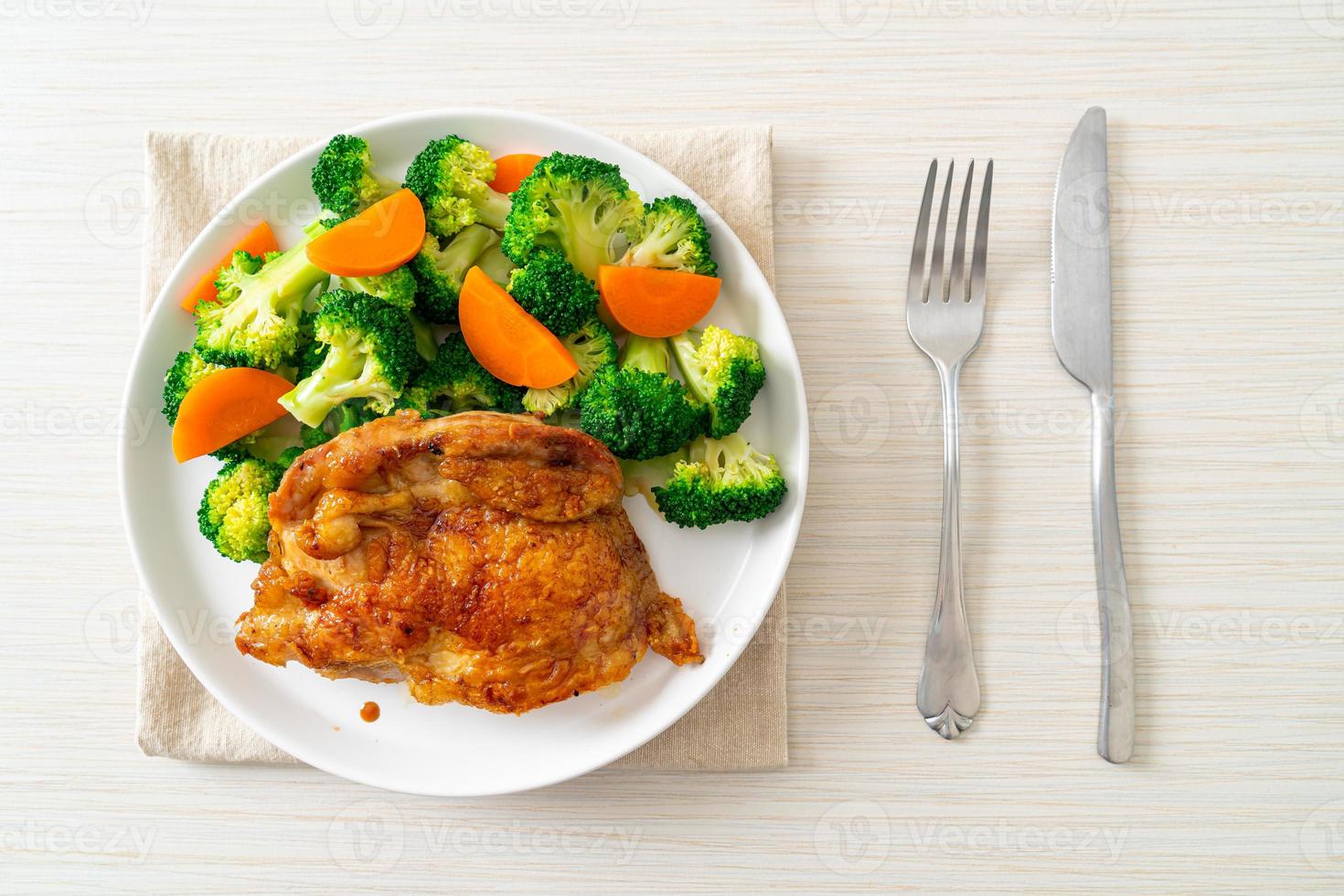 Bistecca di pollo teriyaki con broccoli e carote foto