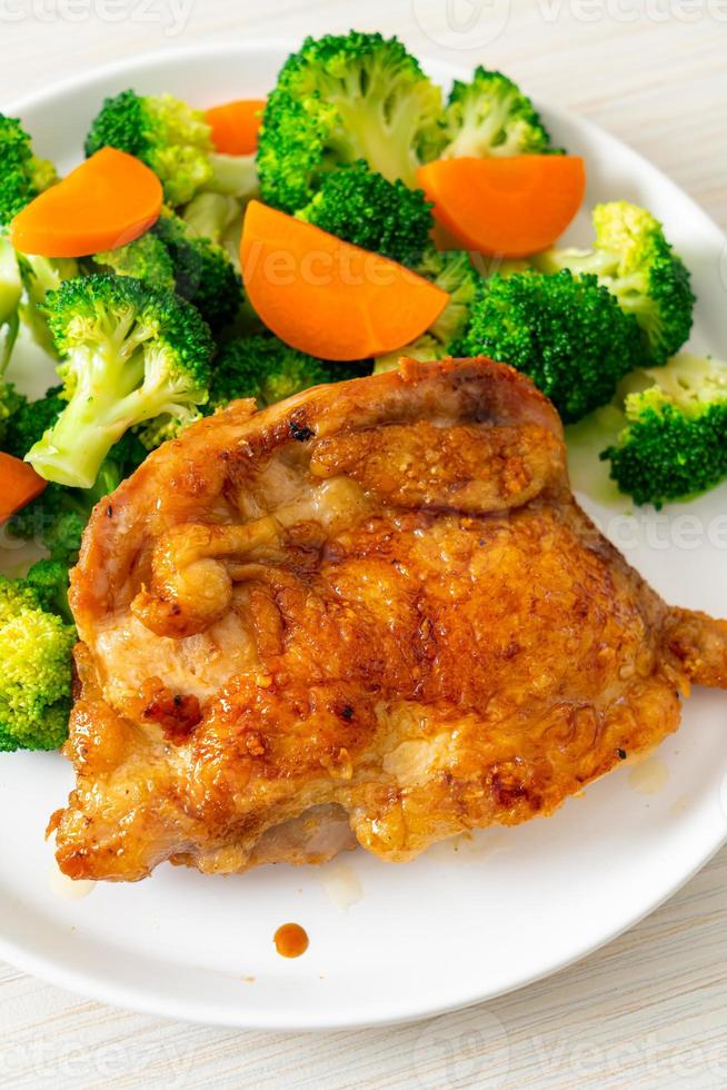 Bistecca di pollo teriyaki con broccoli e carote foto