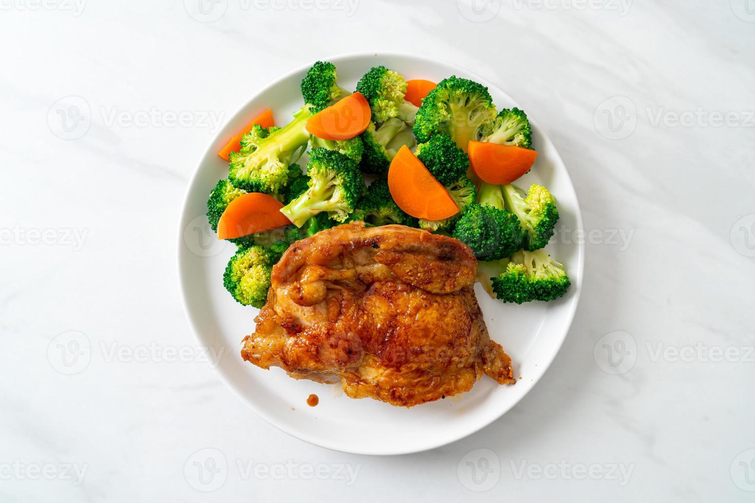 Bistecca di pollo teriyaki con broccoli e carote foto