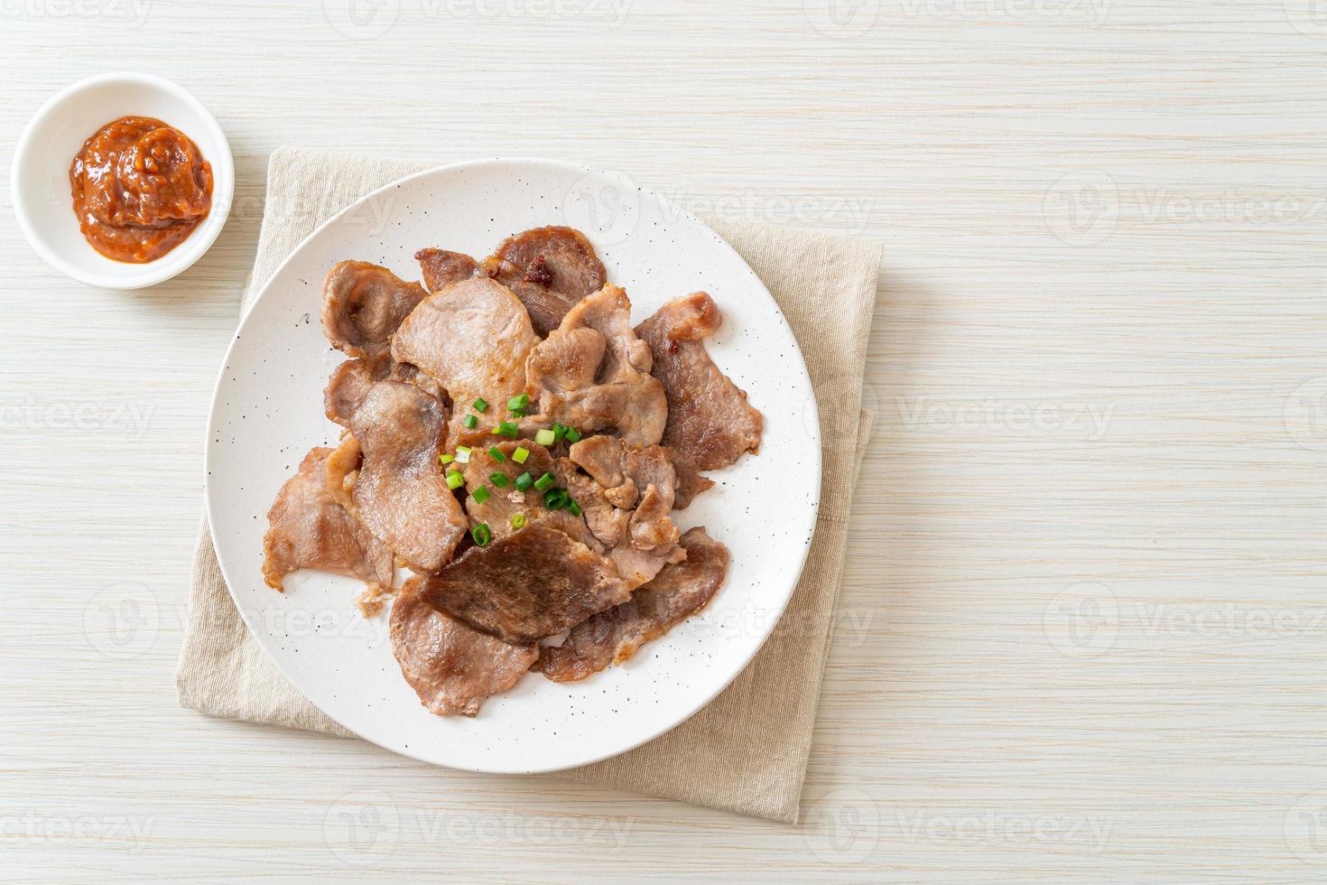 collo di maiale alla griglia affettato su piatto in stile asiatico foto