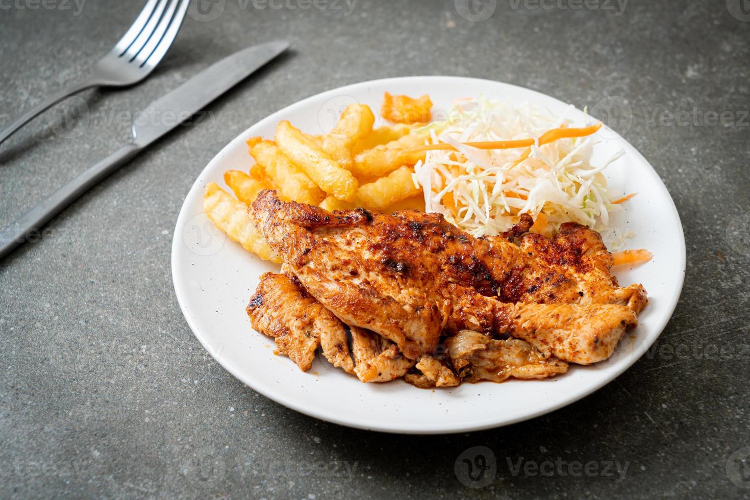 bistecca di pollo alla griglia piccante barbecue con patatine fritte foto