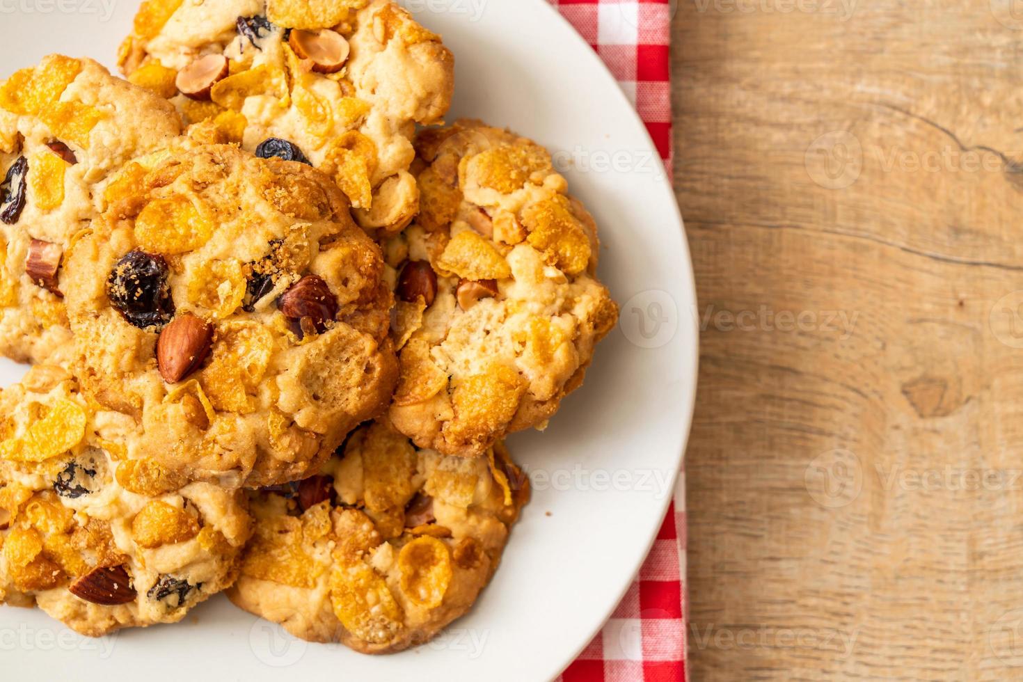 biscotti fatti in casa con cornflake uvetta e mandorle foto