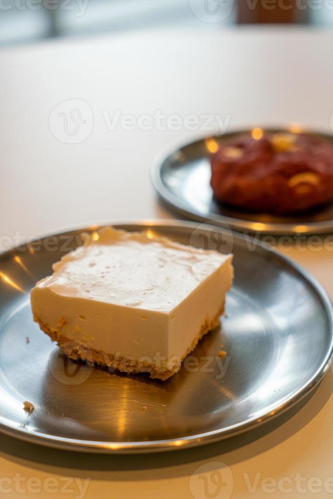 torta di formaggio sul piatto nel ristorante caffetteria foto