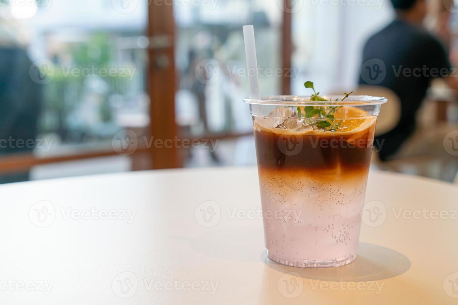 tonico al caffè espresso con arancia yuzu nel bar ristorante foto