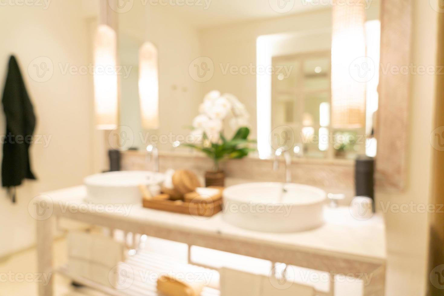 sfocatura astratta bagno di lusso nel resort dell'hotel per lo sfondo foto