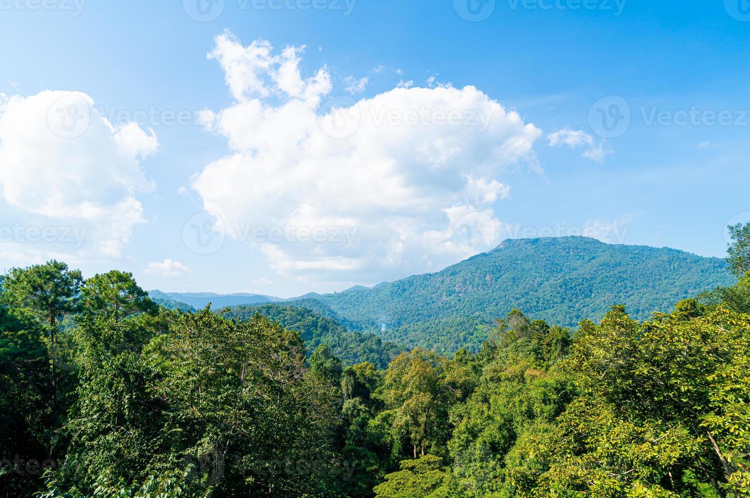 bellissime colline di montagna con nuvole e cielo blu foto