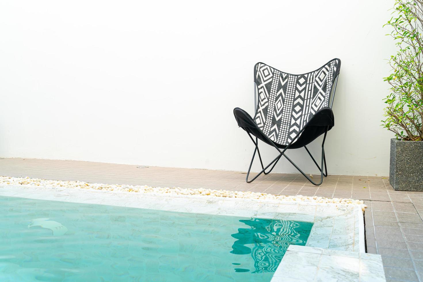 sedia intorno alla piscina - concetto di vacanza foto