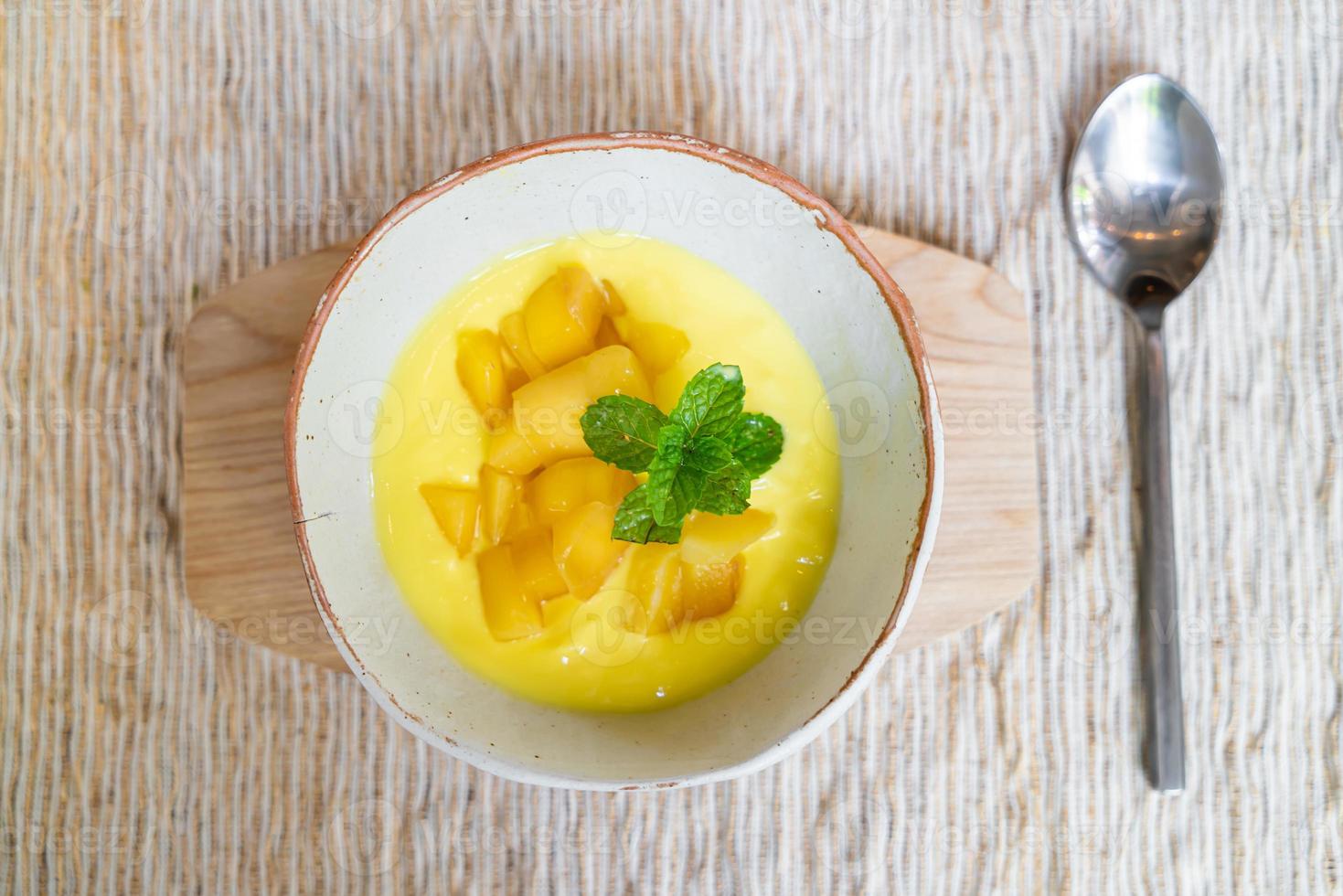 mango fresco con vasetto di yogurt foto