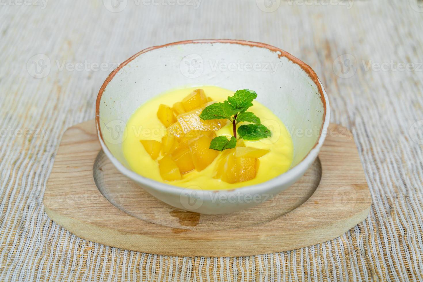 mango fresco con vasetto di yogurt foto