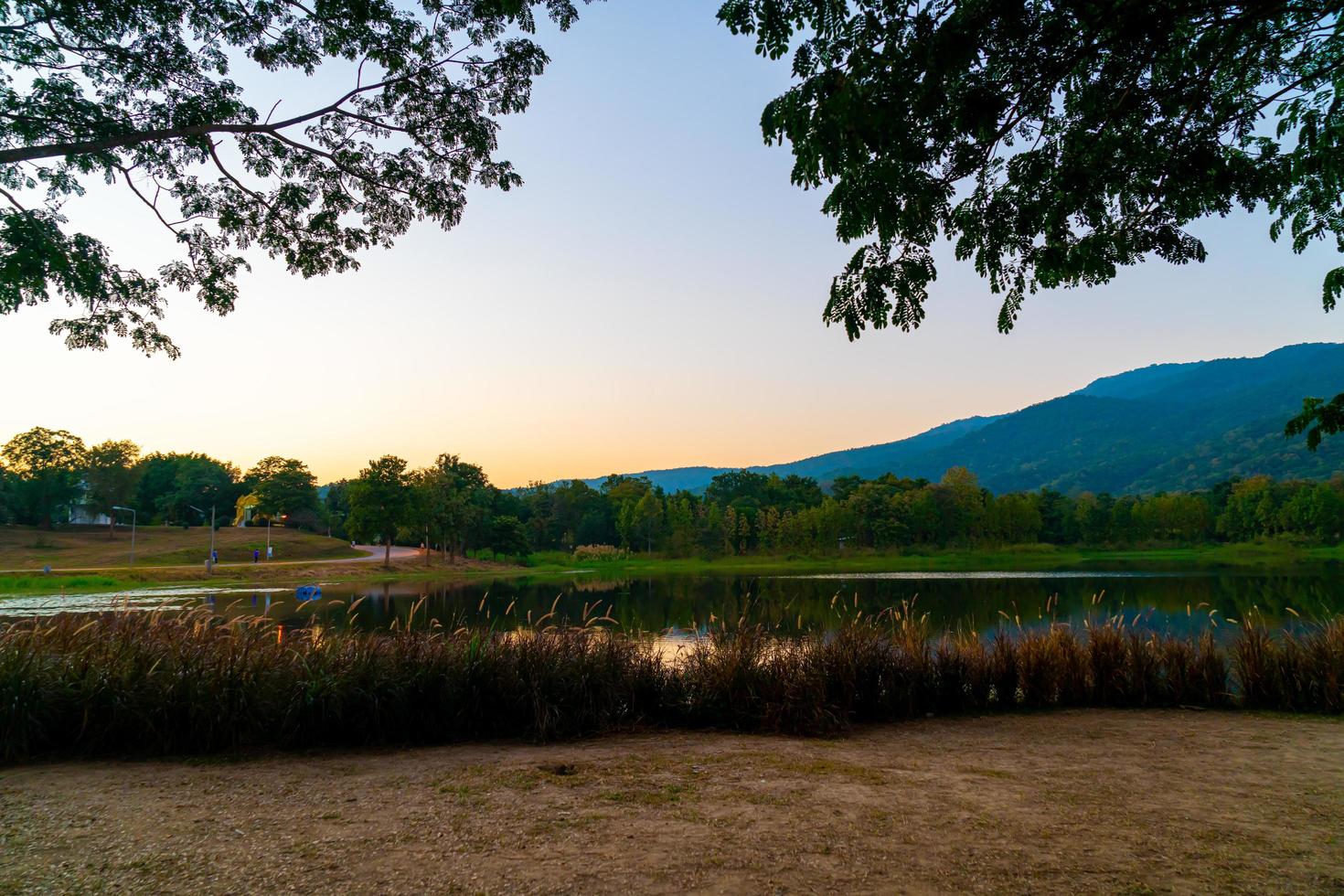 bellissimo lago a chiang mai con montagne boscose e cielo al crepuscolo in thailandia. foto