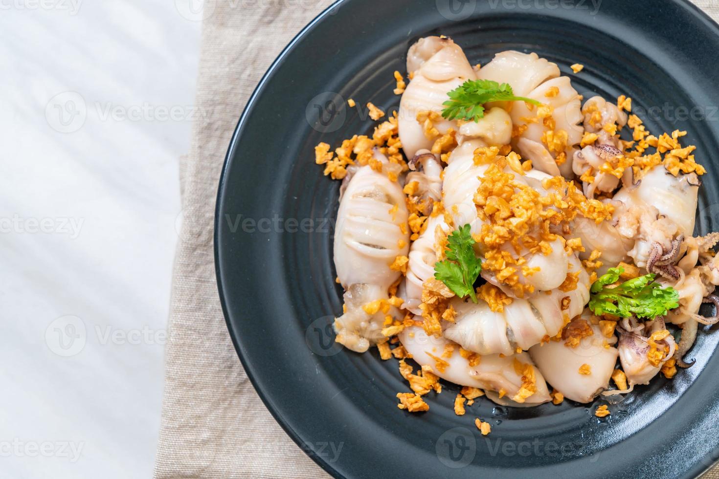 calamari o polpi fritti con aglio alla piastra foto