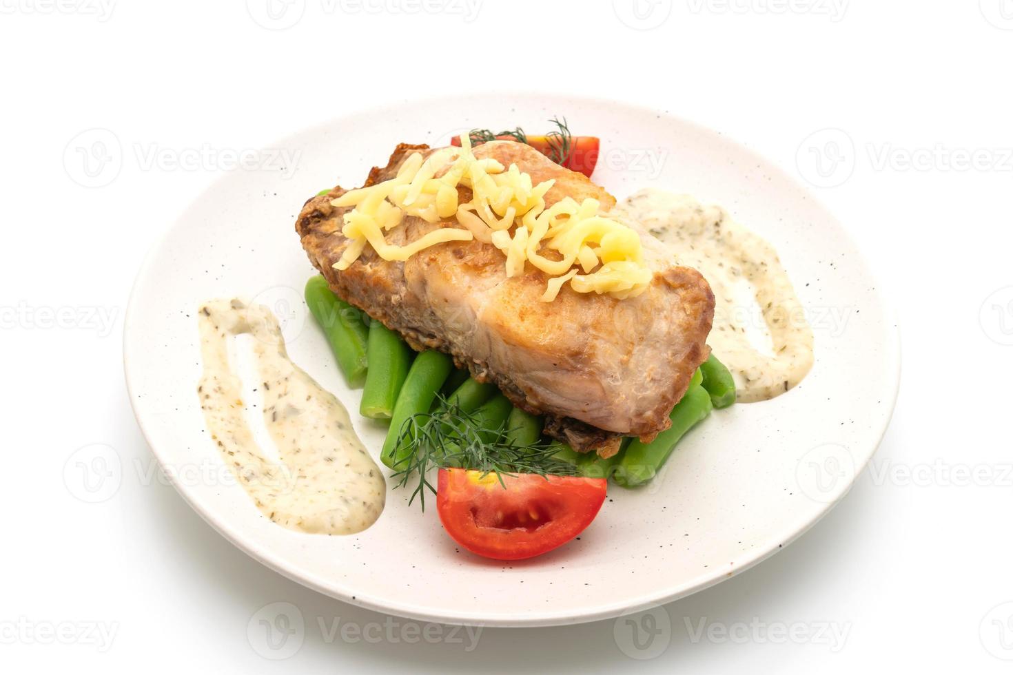 Bistecca di pesce dentice alla griglia con verdure isolate su sfondo bianco foto