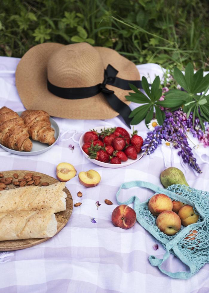 scena di picnic romantico in una giornata estiva foto