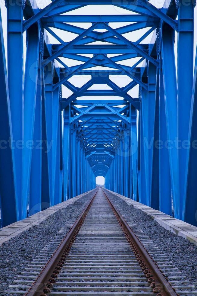 acciaio struttura rotaia ponte al di sopra di il fiume nel bangladesh foto