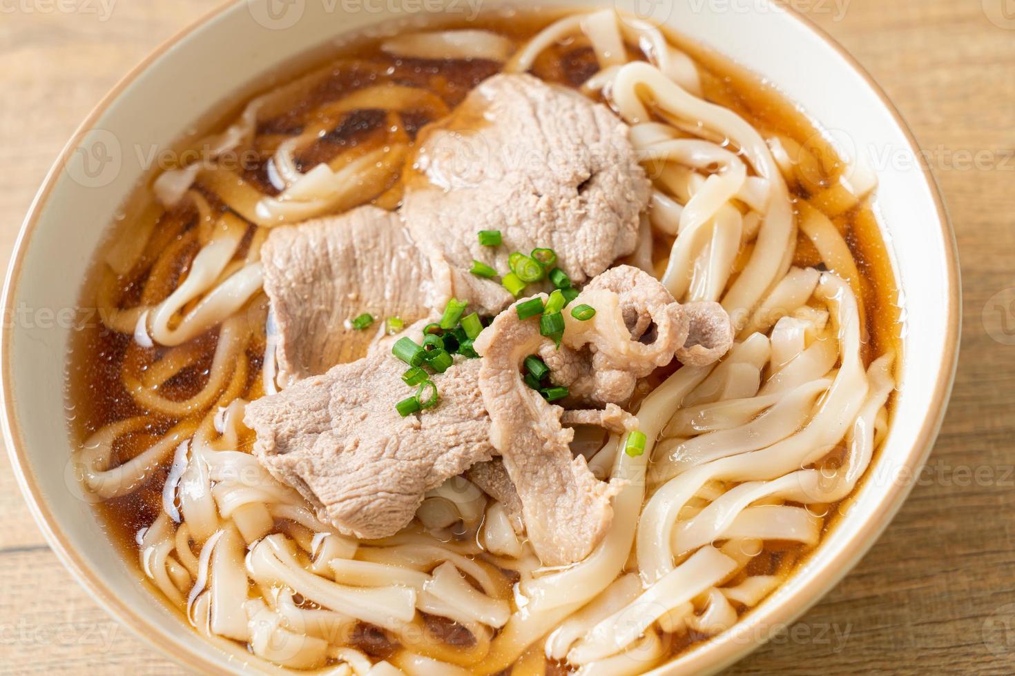 spaghetti ramen udon fatti in casa con maiale in zuppa di soia o shoyu foto