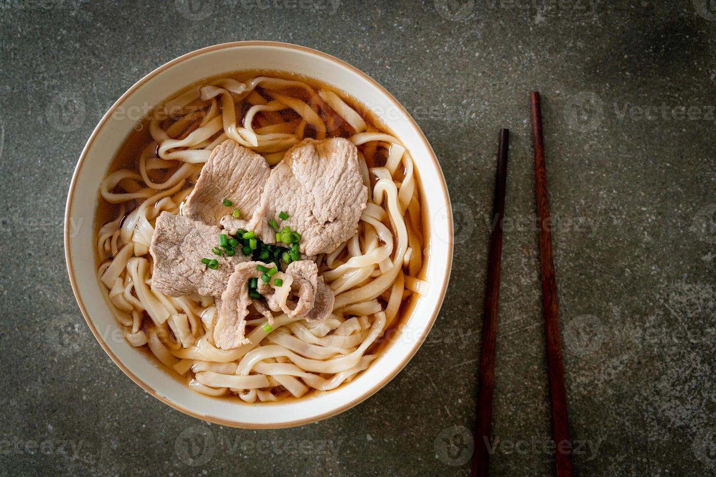 spaghetti ramen udon fatti in casa con maiale in zuppa di soia o shoyu foto