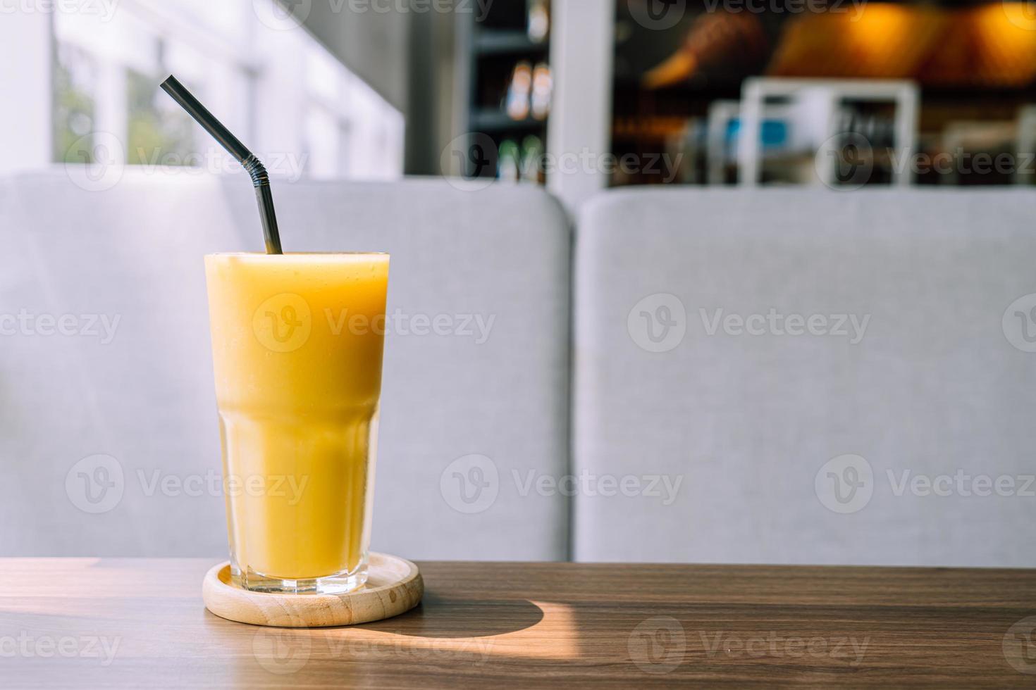 bicchiere di frullato di mango nel ristorante caffetteria foto