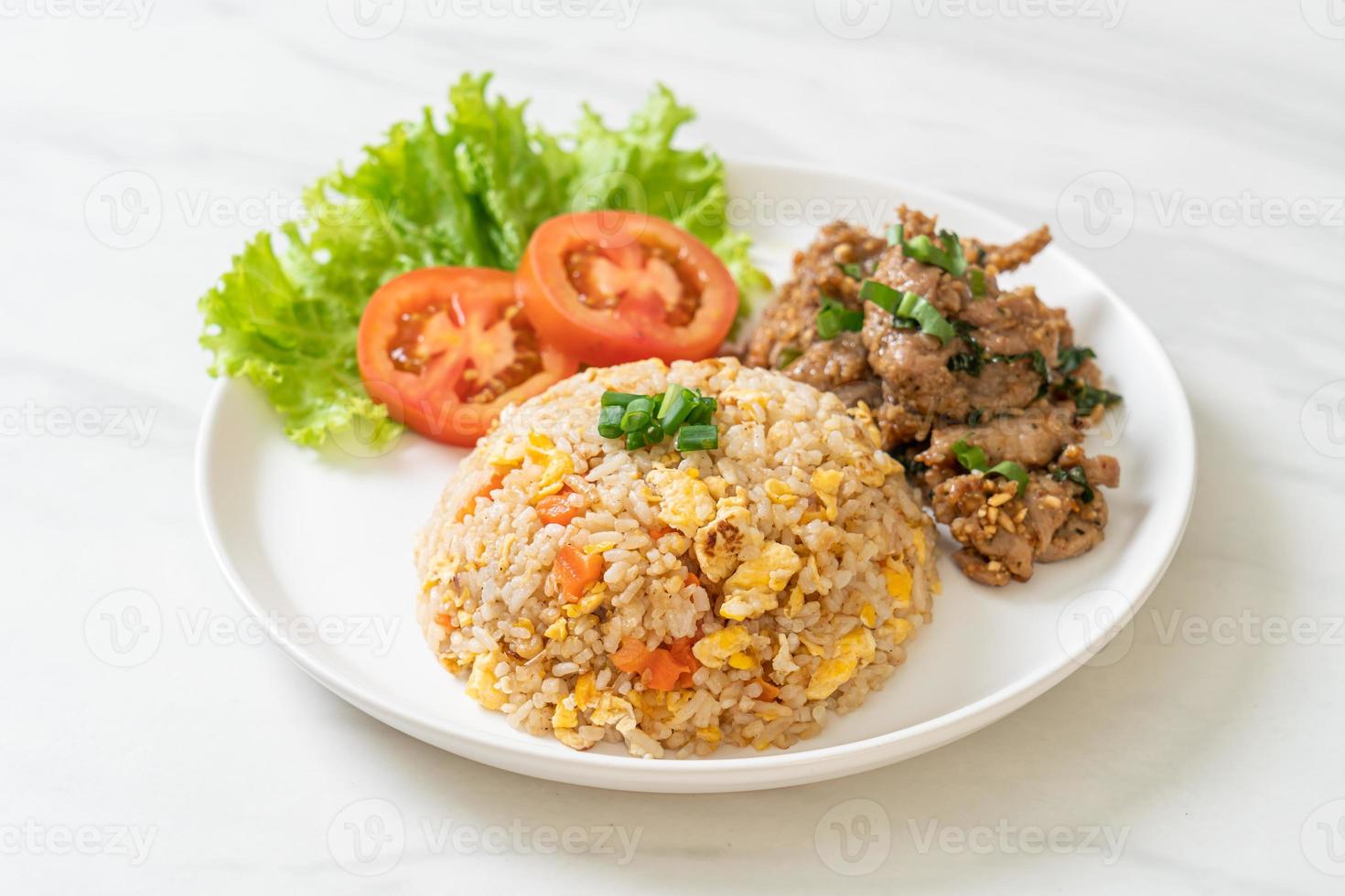 riso fritto con maiale alla griglia - stile asiatico asian foto