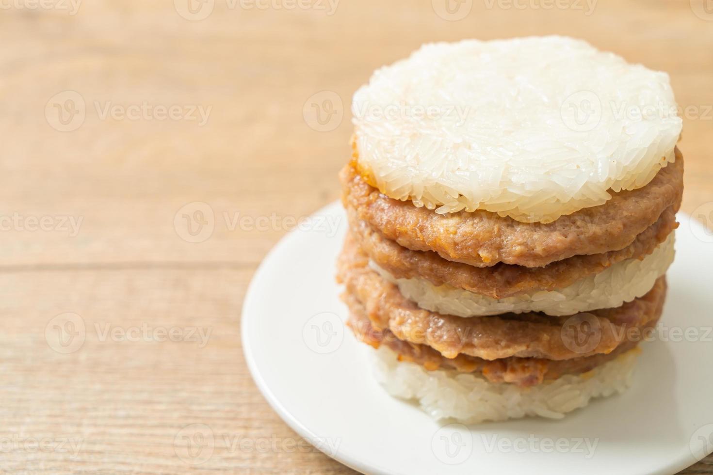 maiale alla griglia fatto in casa con hamburger di riso appiccicoso foto