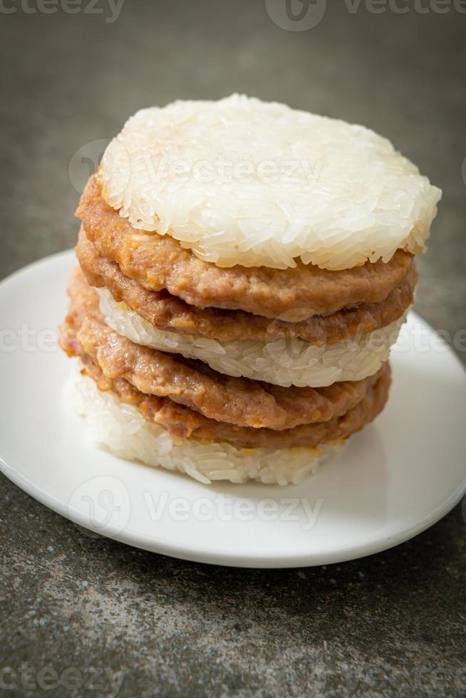 maiale alla griglia fatto in casa con hamburger di riso appiccicoso foto