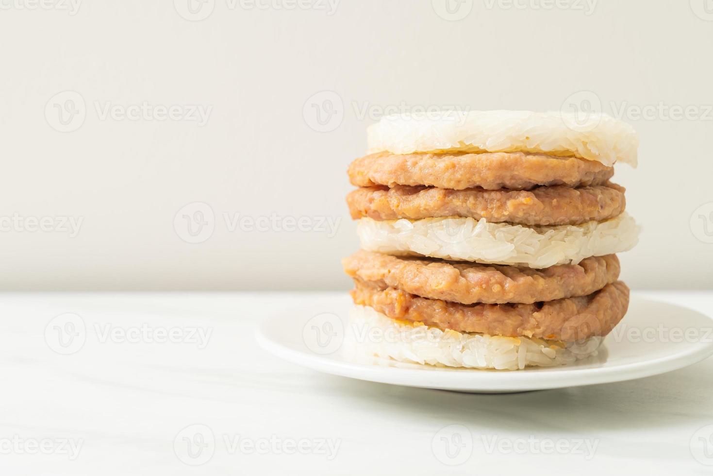 maiale alla griglia fatto in casa con hamburger di riso appiccicoso foto