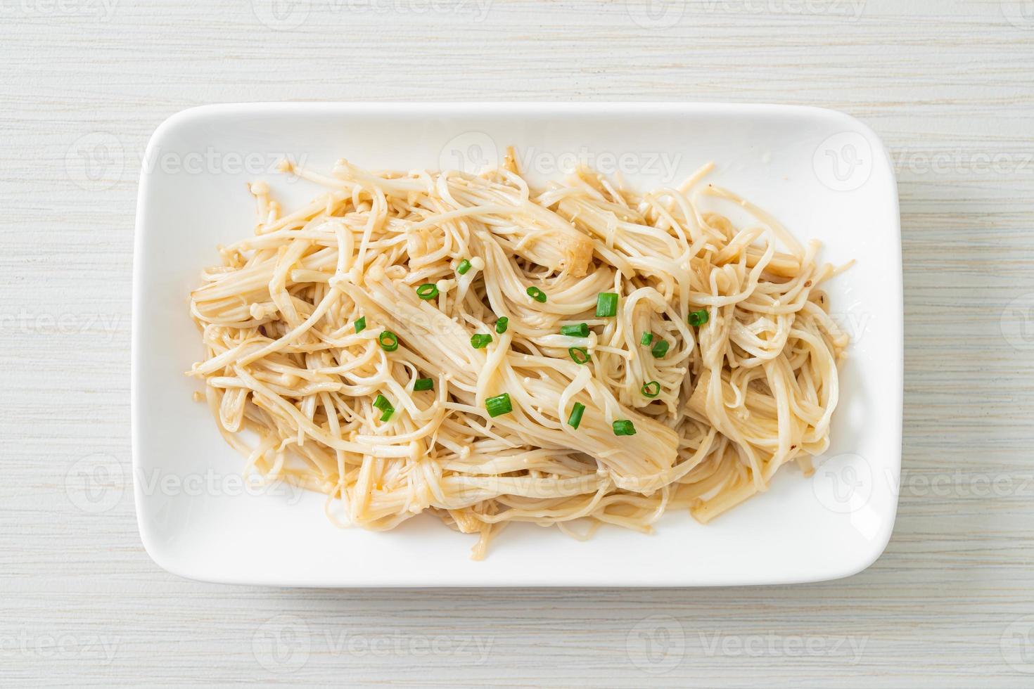 funghi aghi dorati saltati in padella con burro su piatto bianco foto