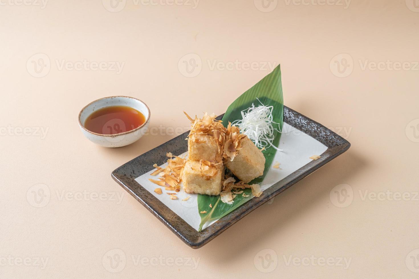 tofu dashi invecchiato tofu fritto croccante servito con salsa di soia - stile giapponese foto