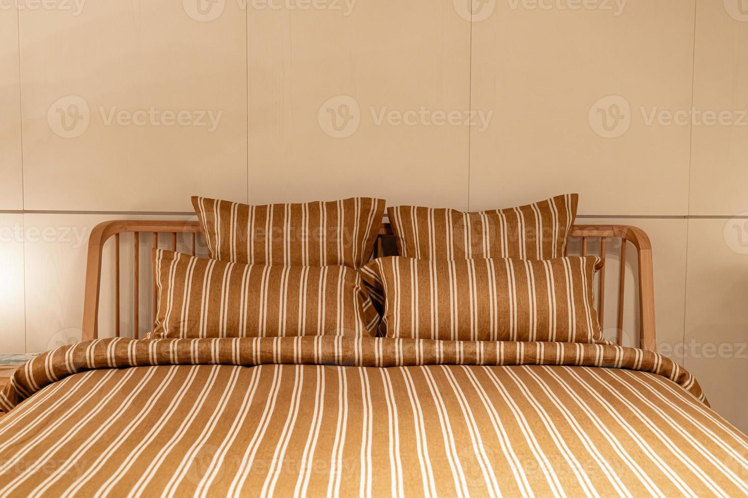 bella decorazione di cuscini sul letto decorazione interna in camera da letto foto