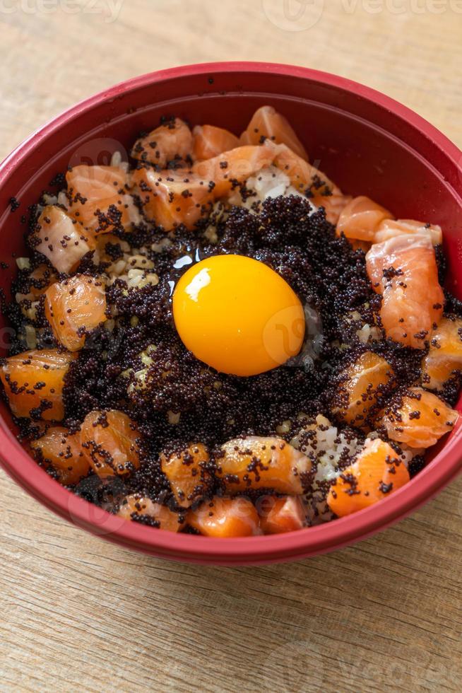 riso giapponese con crudo di salmone fresco, tobiko e uovo - don di salmone foto