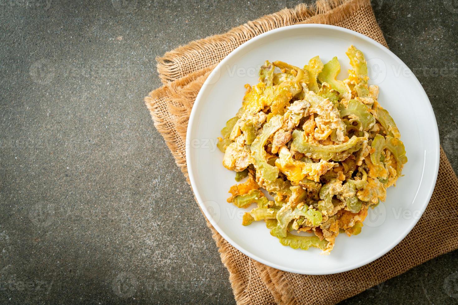 mescolare la zucca amara fritta con l'uovo foto