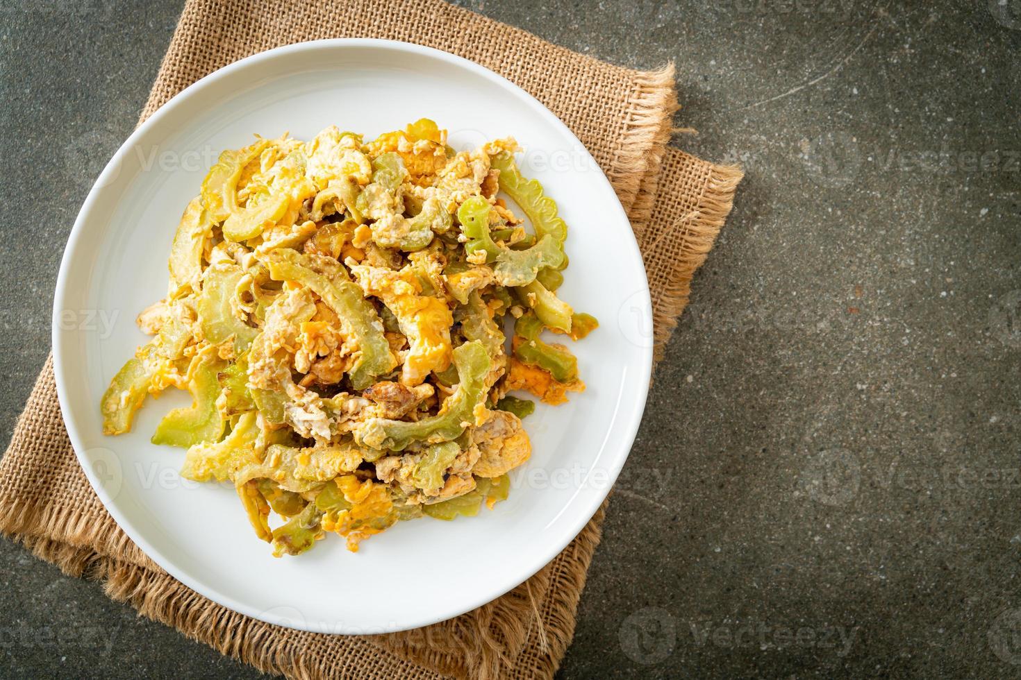 mescolare la zucca amara fritta con l'uovo foto