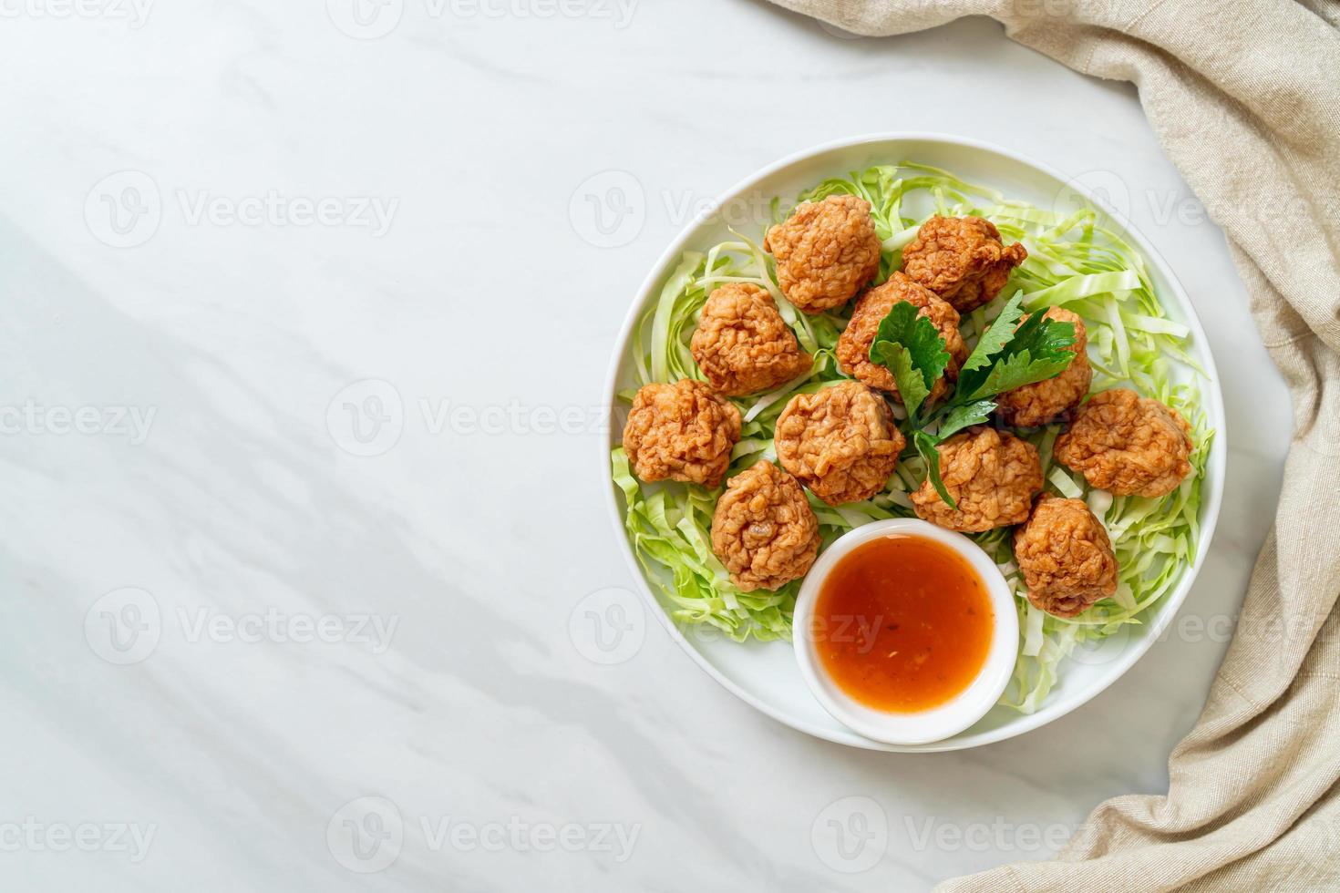 polpette di gamberi bolliti con salsa piccante foto