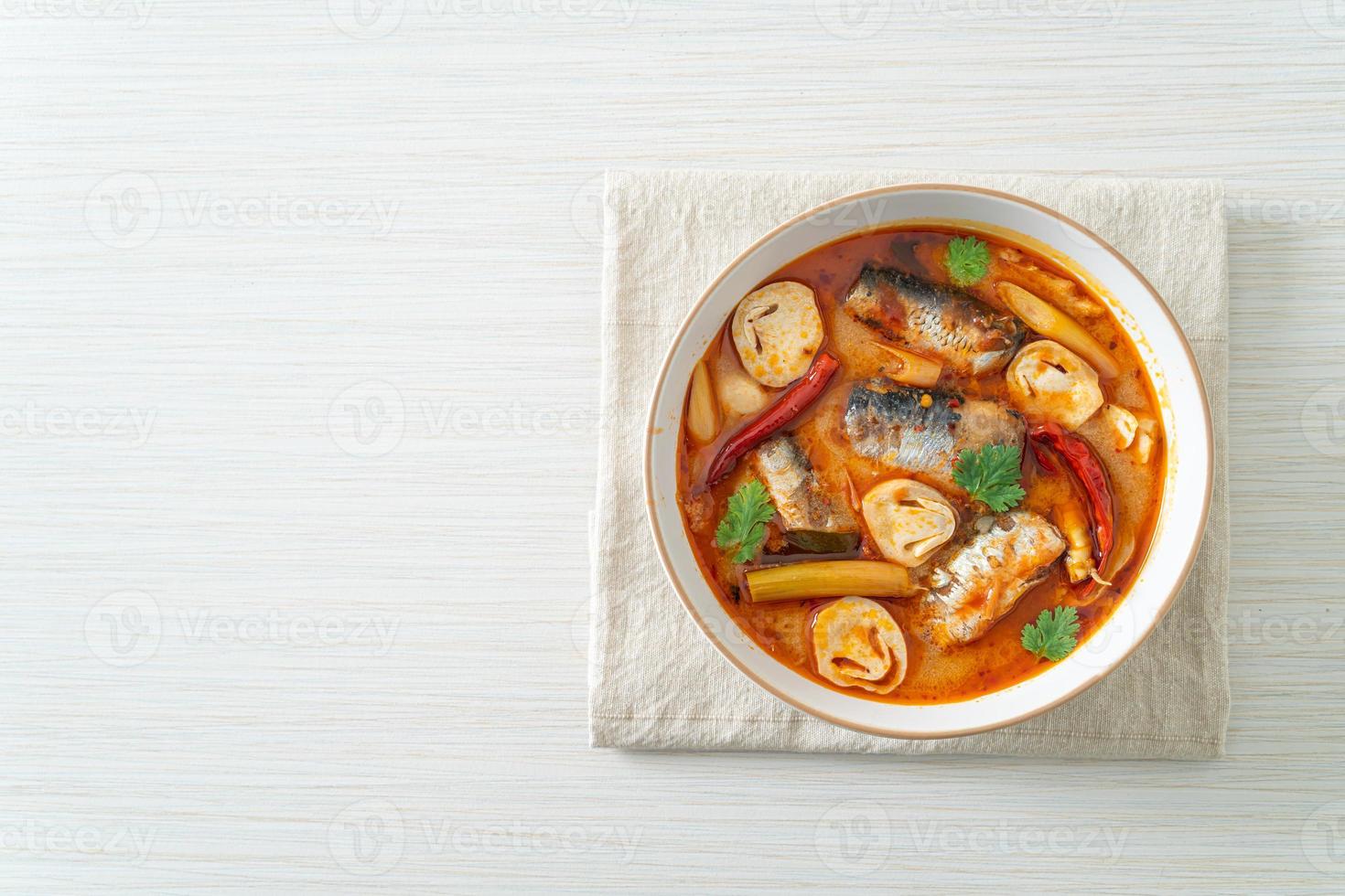 tom yum sgombro in scatola in zuppa piccante foto