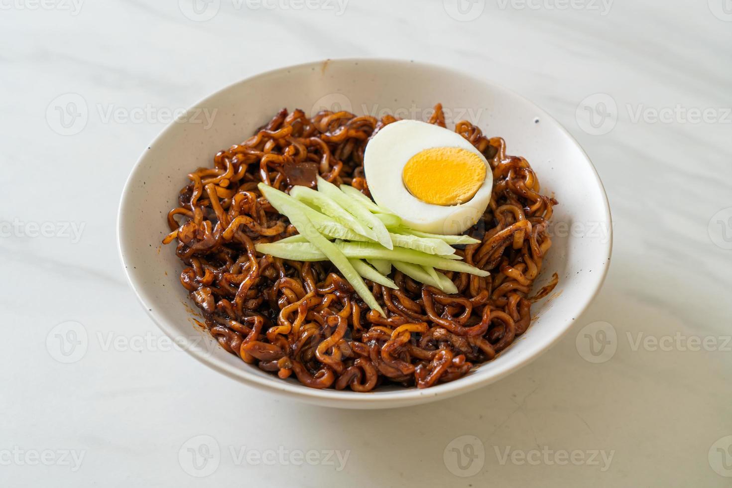 noodle istantanei coreani con salsa di fagioli neri o jajangmyeon o jjajangmyeon foto