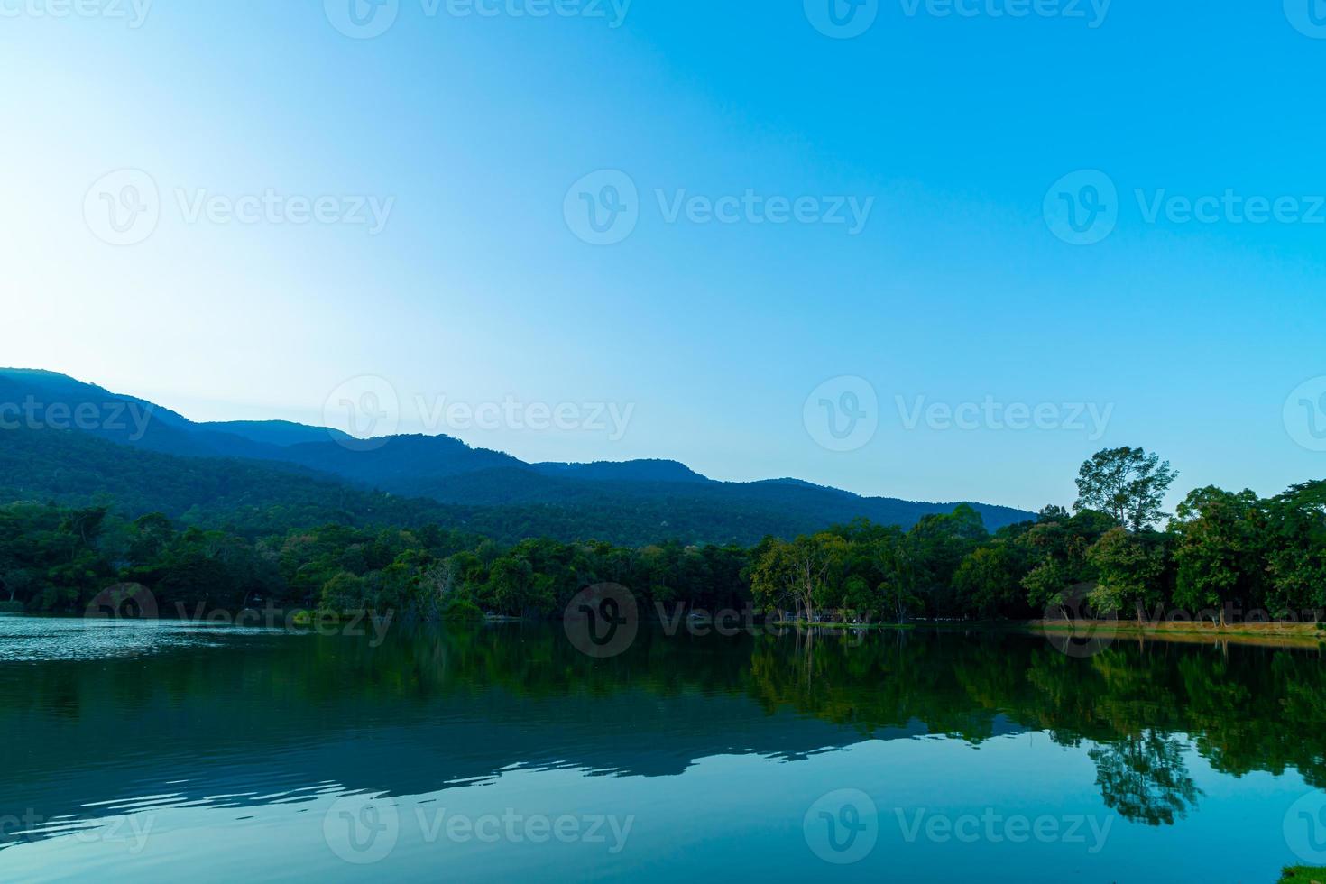 lago ang kaew all'università di chiang mai con montagne boscose foto