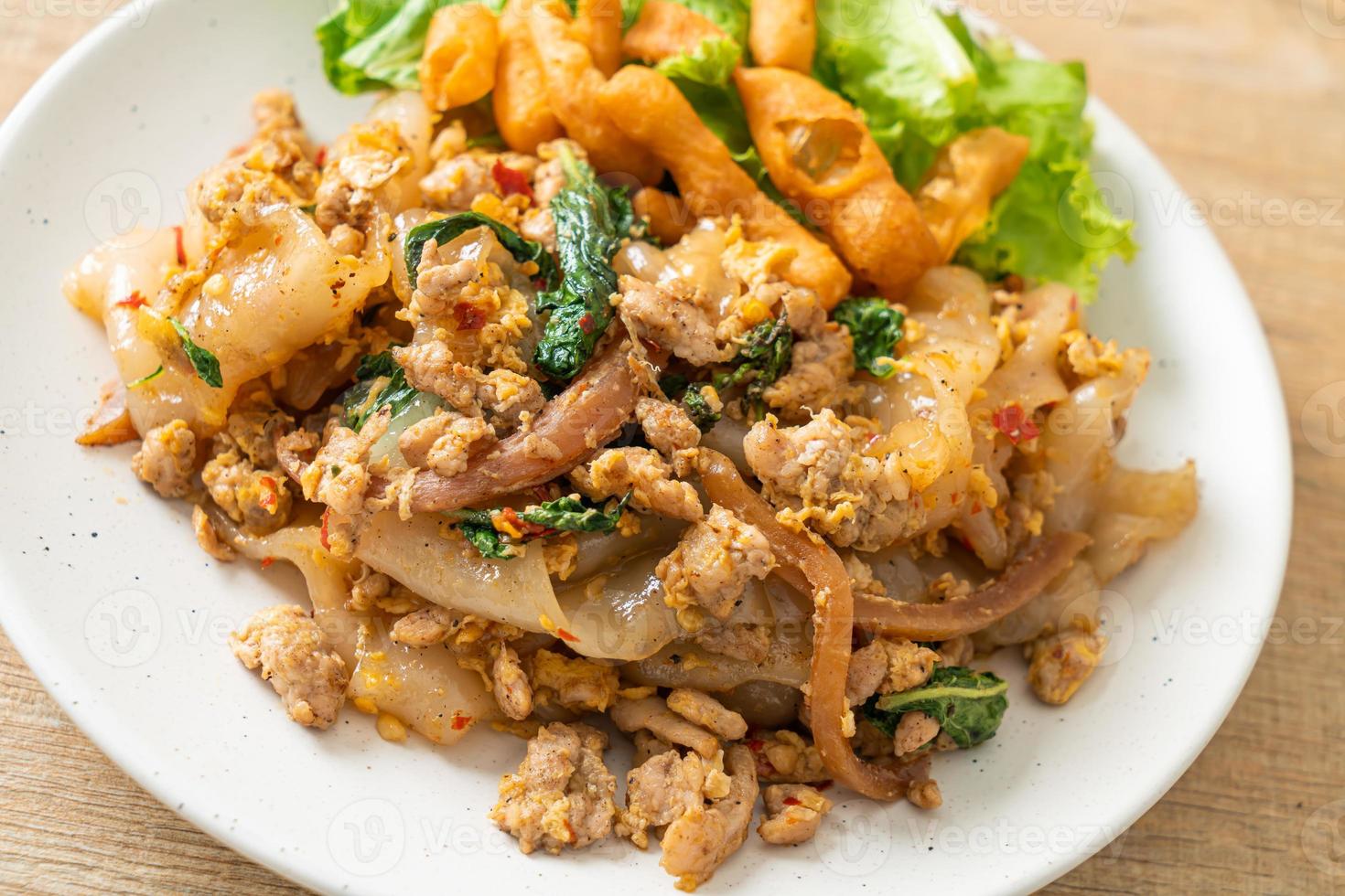 noodle saltati in padella con pollo tritato e basilico foto