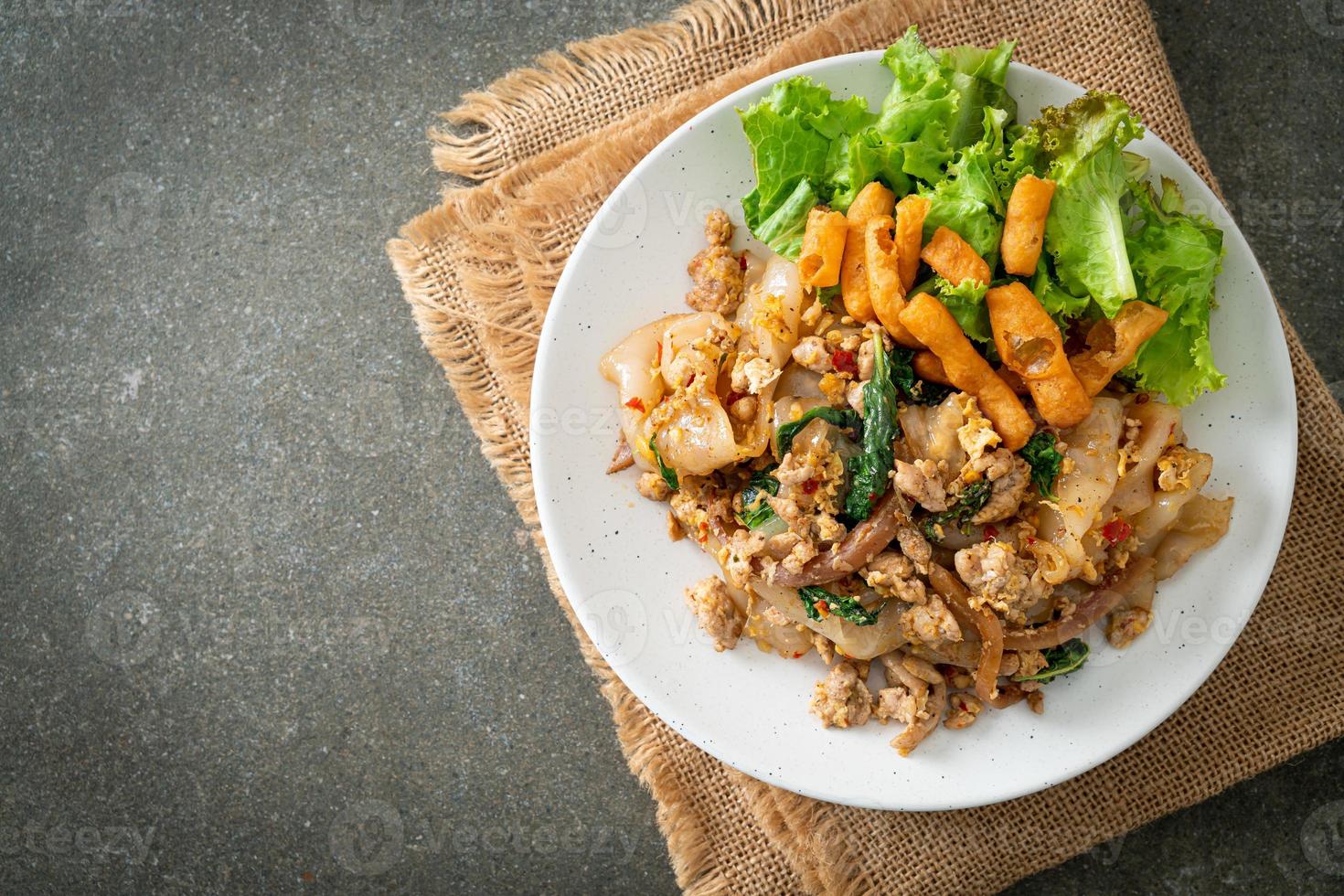 noodle saltati in padella con pollo tritato e basilico foto