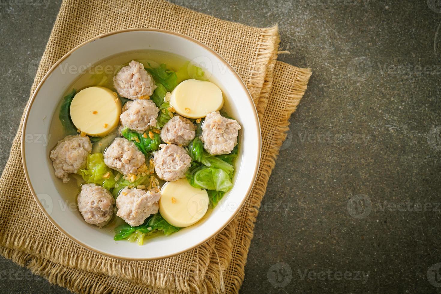 zuppa chiara con tofu e carne di maiale macinata foto