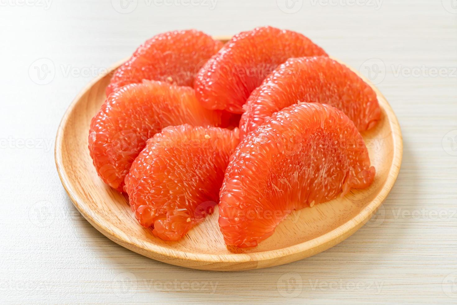 frutta fresca del pomelo rosso o pompelmo sulla piastra foto