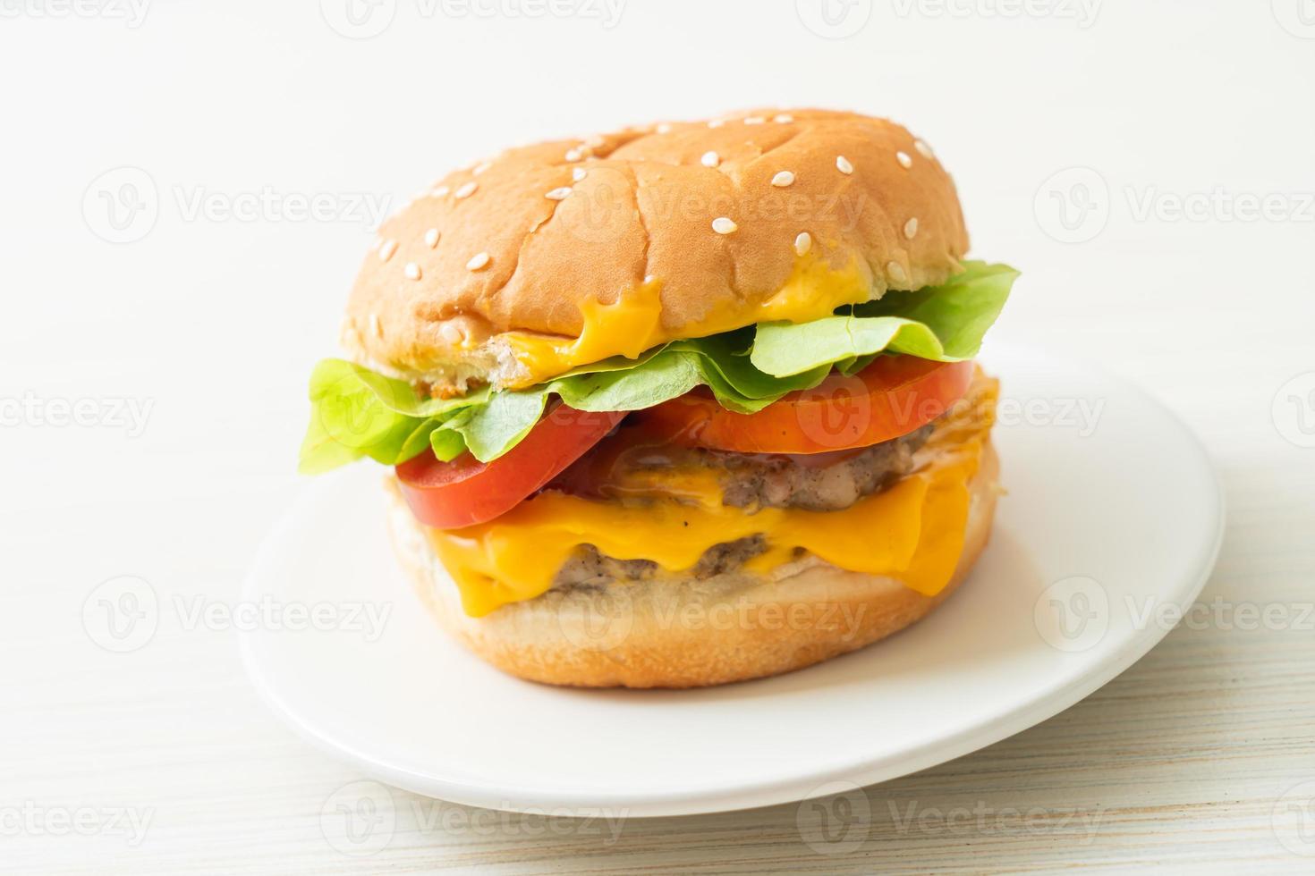 hamburger di maiale con formaggio su piatto bianco foto