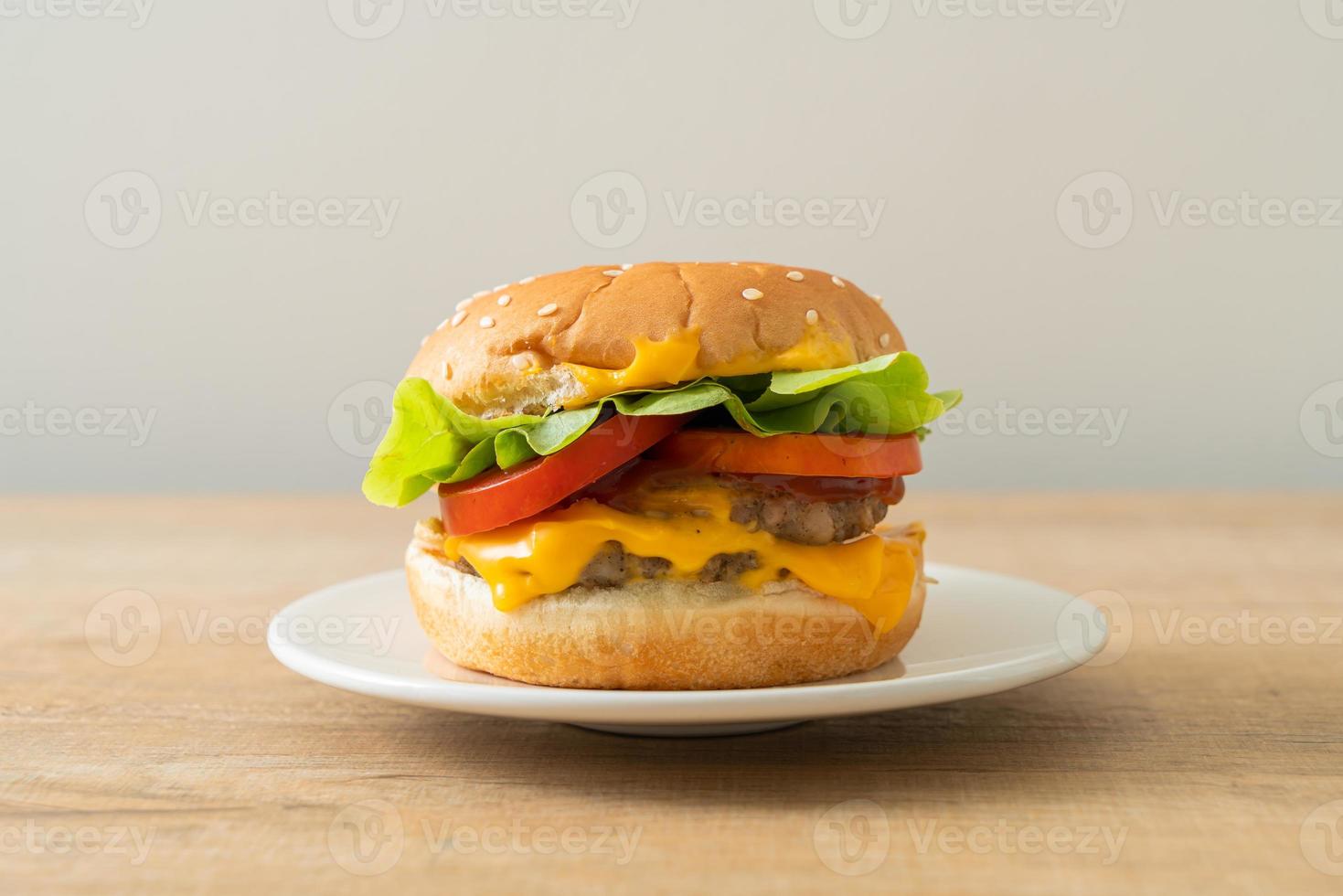 hamburger di maiale con formaggio su piatto bianco foto
